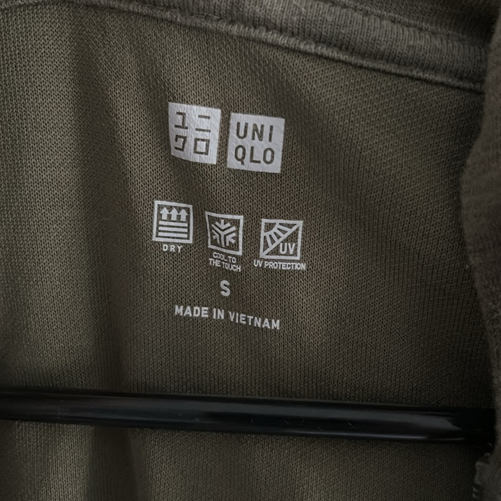 Uniqlo light hooded sweatshirt - Picture 2 of 2
